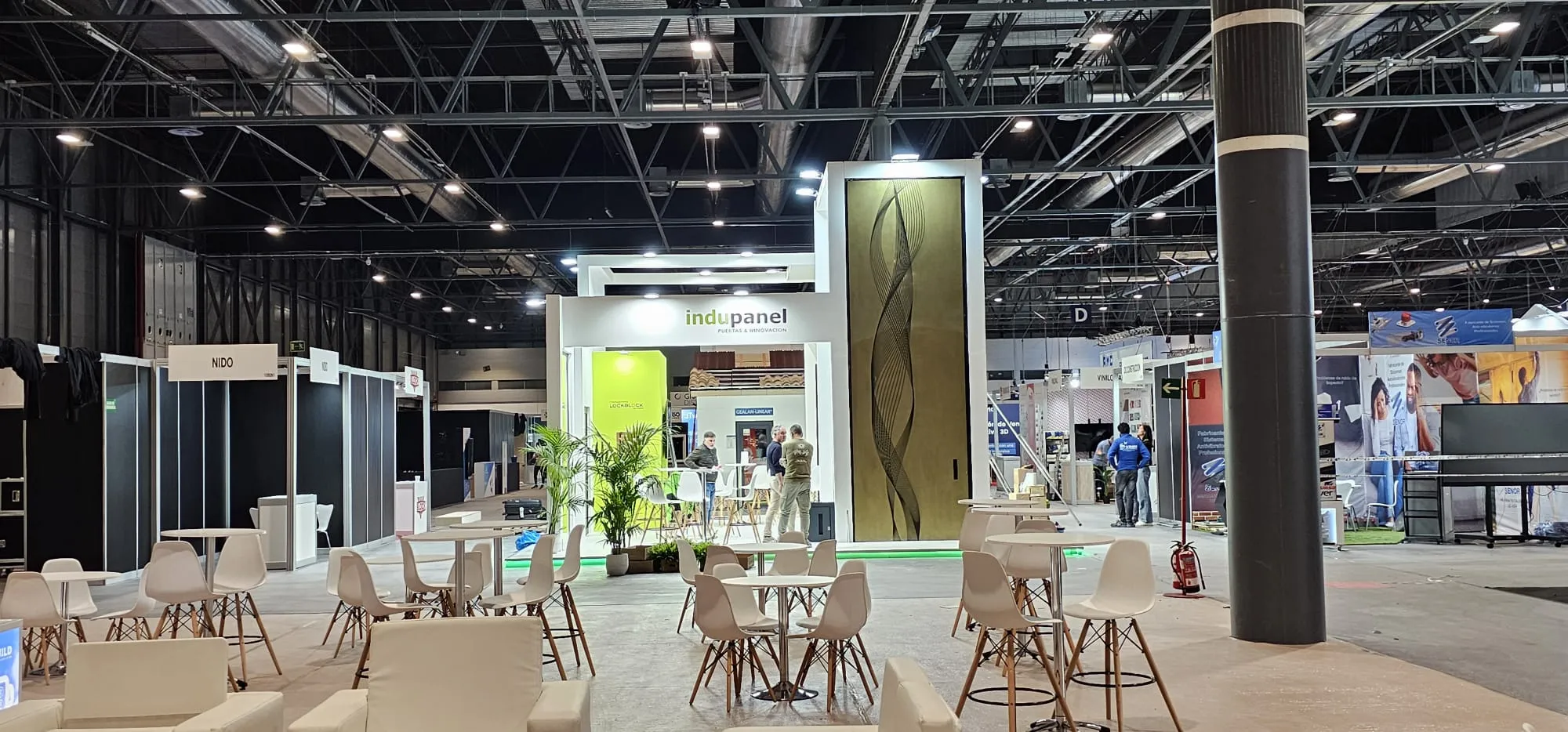 Montaje de stand corporativo para sector cerramientos en feria Veteco Madrid