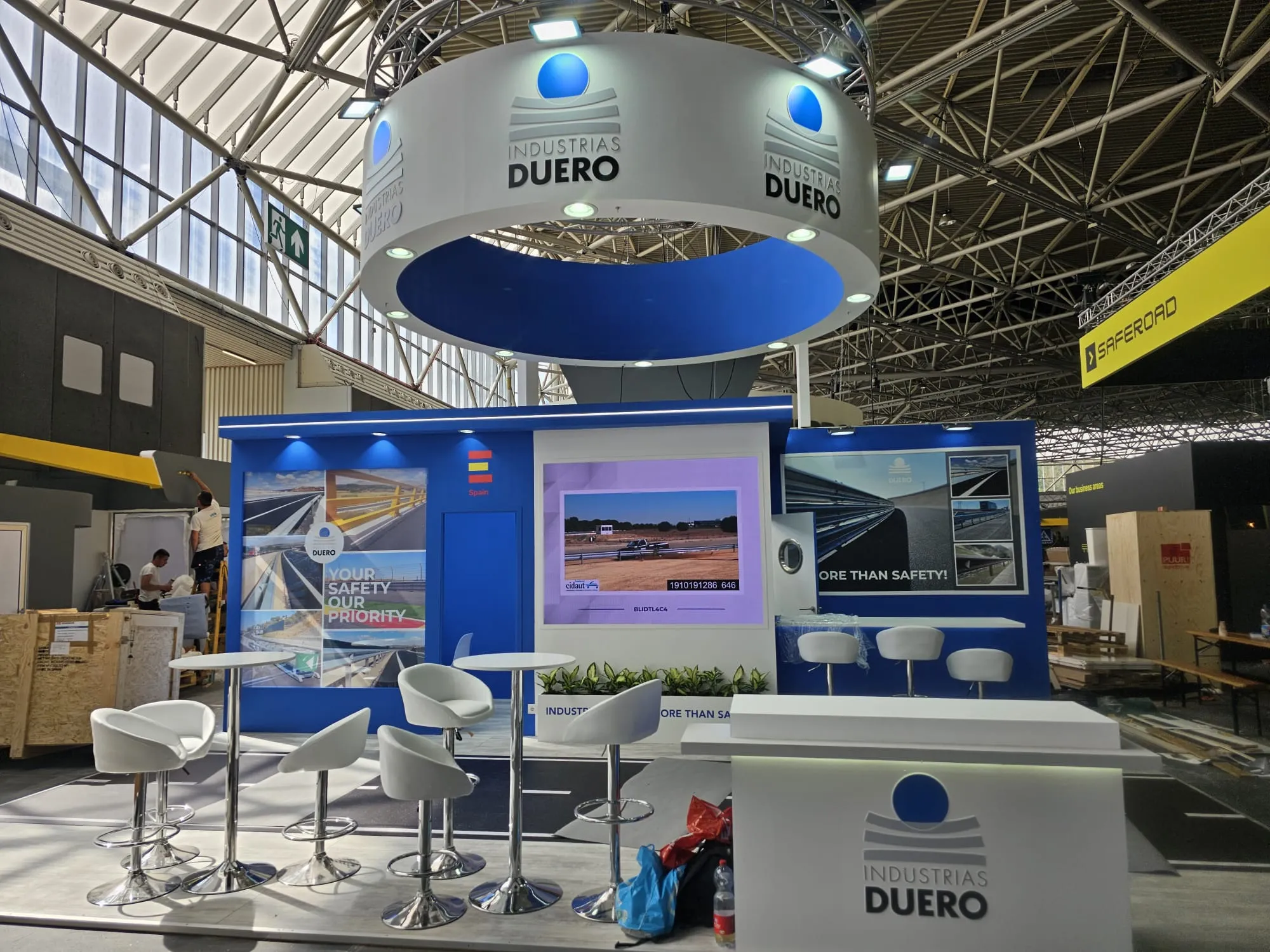 Montaje de stand industrial para seguridad vial en feria Trafic Madrid