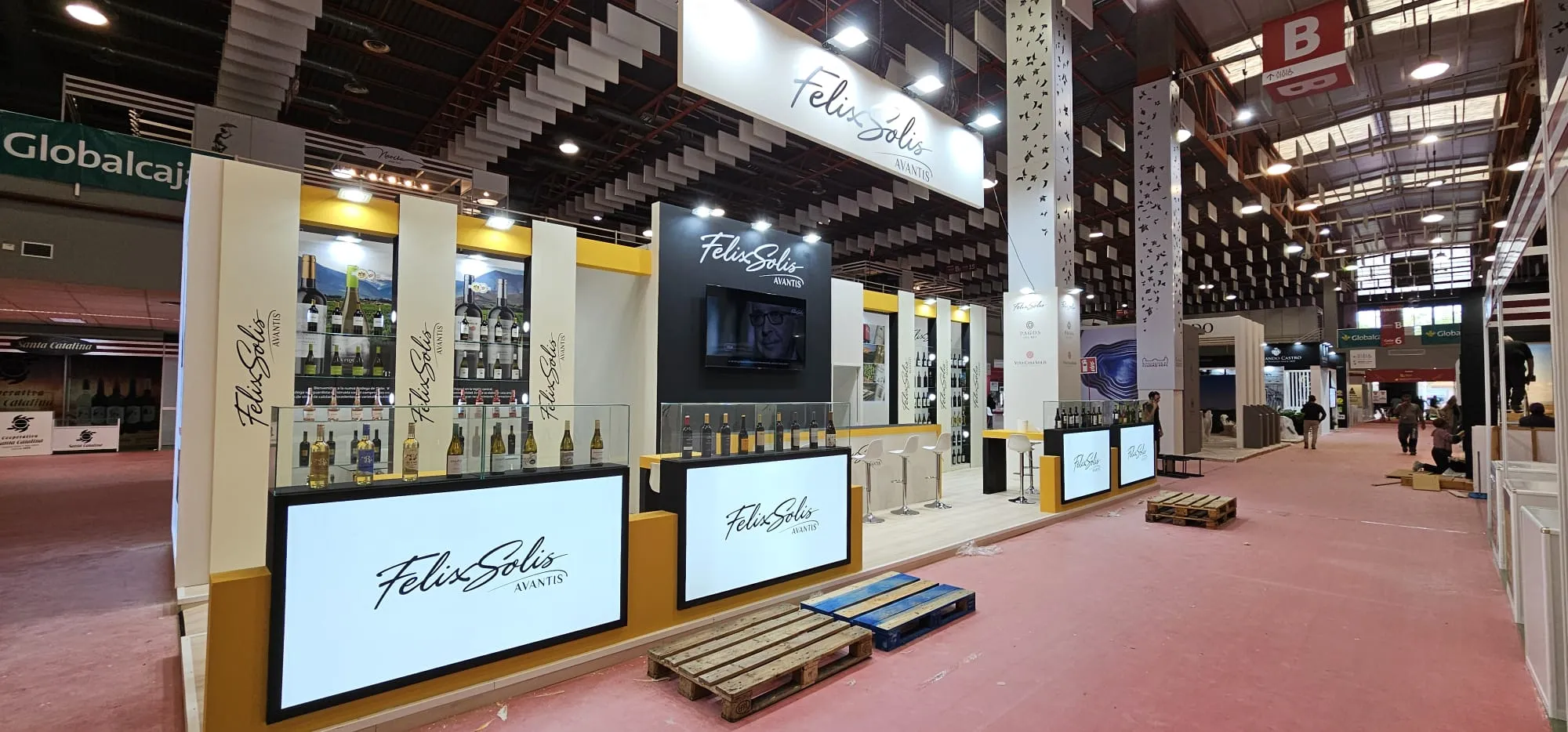 Montaje de stand de diseño premium en madera para feria del vino en Madrid, llave en mano