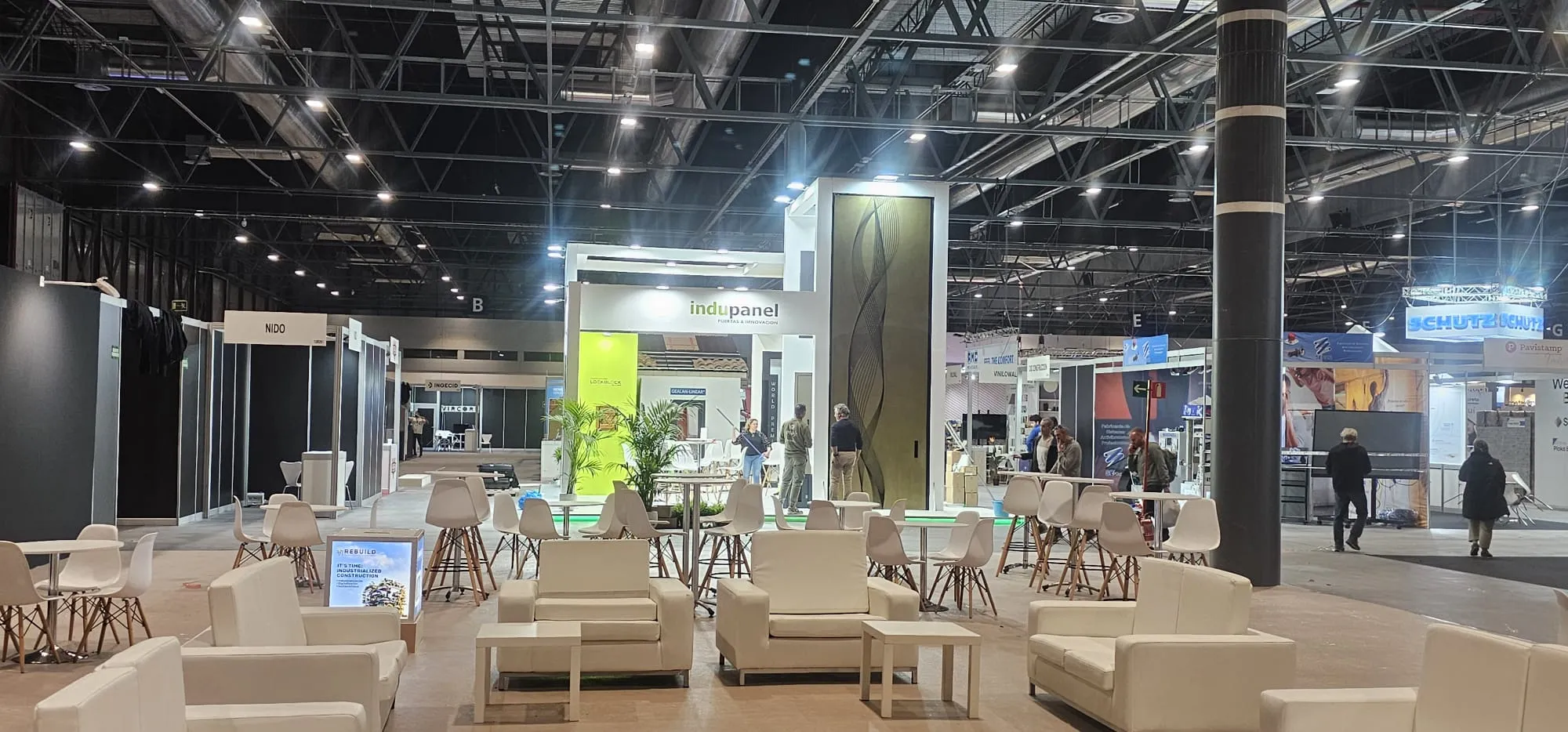 Acabados premium en stand de construcción para feria Veteco Madrid