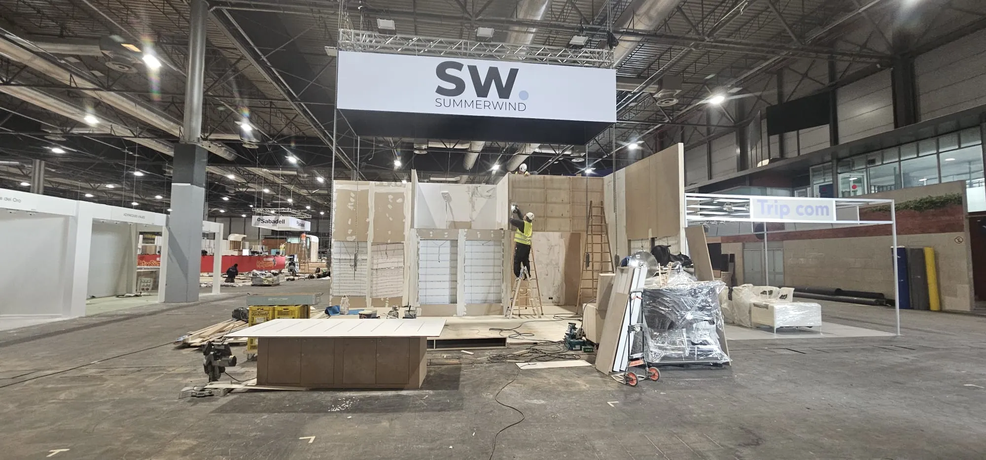 Proceso de montaje de stand en madera para feria en Madrid